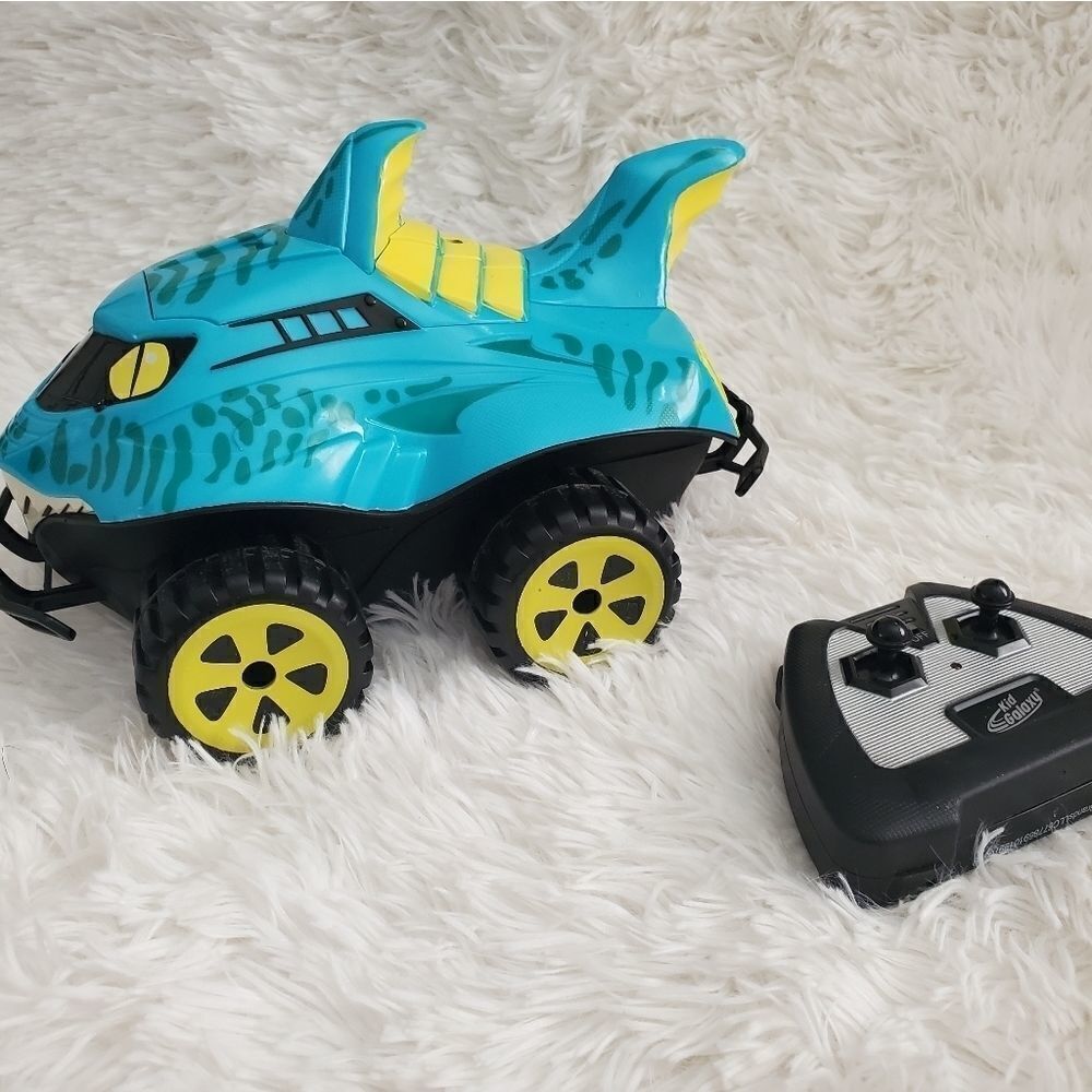 Like New- Morphibians Kid Galaxy 2.4GHZ Shark RC Car